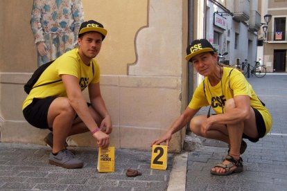 Dos dels educadors de carrer mostrant com se senyalitaran els excrements.