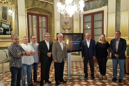 Imatge de la presentació, amb les autoritats i els autors del documental.