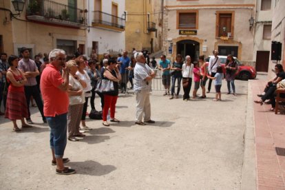 El pueblo ha seguido la moción desde fuera del Ayuntamiento porque la sala estaba llena