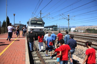 El reclam per uns trens dignes a les Terres de l'Ebre reuneix un centenar de persones a l'estació de l'Aldea