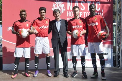 Lévy Madinda, José Carlos, Josep Maria Andreu, Otar Kakabadze i Zahibo, durant la presentació, a la Rambla Nova.