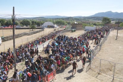 Centenars de joves accedint a l'espai de l'Acampada Jove en el moment d'obrir portes.