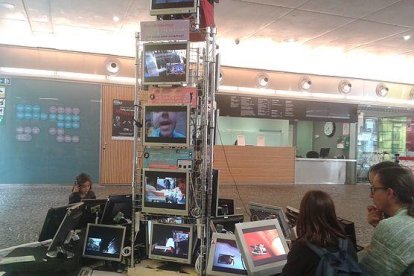 El projecte compta amb unes pantalles que expliquen les sensacions dels castellers.