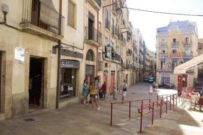 Els bars de la plaça dels Sedassos volen treure les barres per Santa Tecla