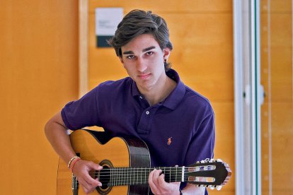 Hugo Campoy va entrar a l'escola de música amb sis anys i ara se'n va a fer el grau superior a Alacant.