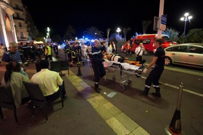 Evacuació de ferits després de l'atemptat.