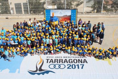 Imatge dels escolars i la mascota amb els representants municipals.