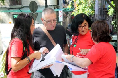 La Plataforma Trens Dignes Ebre-Priorat a l'exterior de l'edifici del Síndic de Greuges per tal d'entregar les signatures. Pla mitjà. Imatge del 7 de juliol de 2016