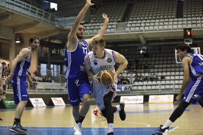 Un jugador de l'equip local entrant a cistella.