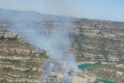 Un incendi forestal crema a tocar del pantà de Margalef, a la serra del Montsant