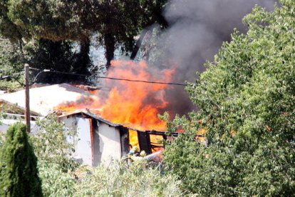 Cremen dues barraques a prop de la sala Kursaal de Valls