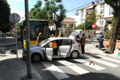 Un turisme i un bus urbà col·lideixen al centre de Torredembarra