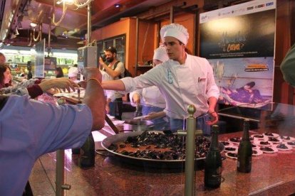 Un establiment del mercat de la Concepció que ofereix un tast en el marc de la cinquena edició de les 'Revetlles d'Estiu amb Musclos'.