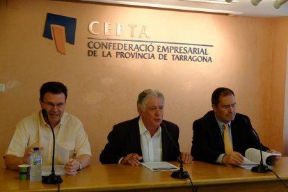 En primer término Juan Gallardo, jefe del Gabinete de Estudios de la CEPTA, con J. Antoni Belmonte, presidente de la patronal, en el centro de la imagen, en rueda de prensa para presentar el último observatorio sobre demografía.