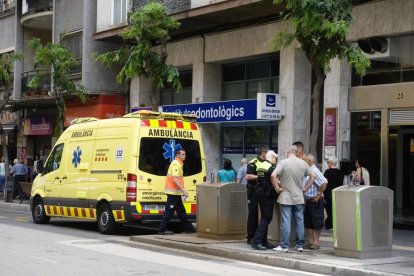 La polícia minutos después de producirse los hechos, hablando con testigos|testimonios