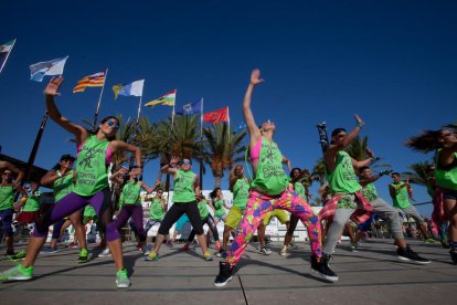 Un miler de persones ballen zumba contra el càncer a Salou