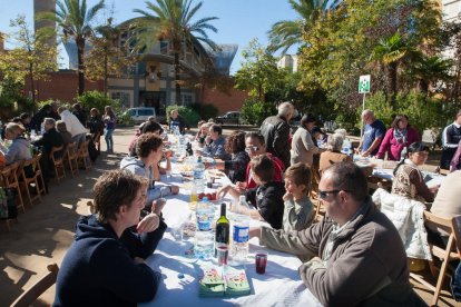 Sopar a l'estil 'hawaià al Barri Fortuny per celebrar les festes del barri