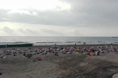 La platja de la Pineda dóna la benvinguda a la lluna plena amb una sessió de ioga