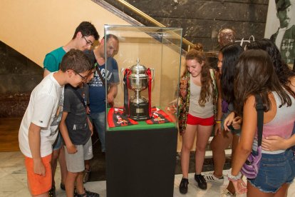 La copa de campeón de liga del CF Reus Deportiu, expuesta en el consistorio