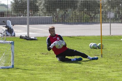 Manolo Reina, entrenando en el Complex Esportiu Futbol Salou.