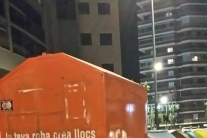 Dos jóvenes se hacen con las llaves de contenedores de Roba Amiga y roban el contenido