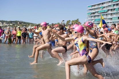 La Pineda se zambulle en la XXIX Travessia Nadant