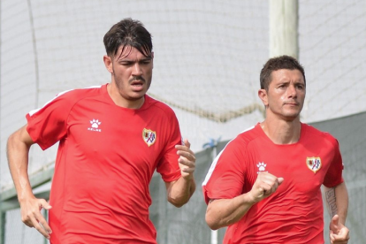 Piti, a la derecha, se reincorporó a los entrenamientos con el Rayo y está haciendo pretemporada con el equipo.