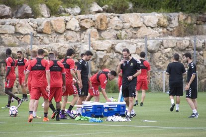 Els jugadors granes, amb Vicente Moreno al centre, en el primer entrenament de la pretemporada.