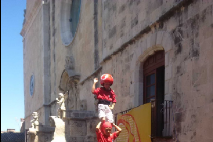 4de8 amb el pilar dels Nens del Vendrell a la diada de Santa Anna.