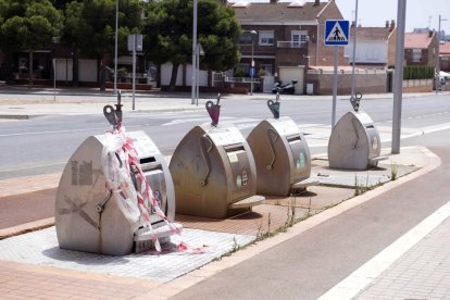 Les illes de contenidors precintats acumulen brossa des de fa mesos