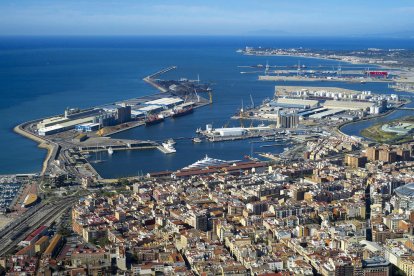 El Port ha tingut un lleuger descens del global de mercaderies de gener a maig.