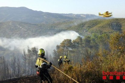 Imatge dels Bombers remullant la zona de l'incendi.