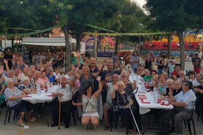 Juárez, al centre dela imatge, amb els veïns que van assistir al pregó.