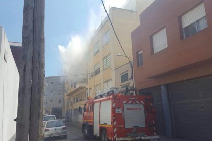 Imatge del carrer Valladolid d'Amposta on ha cremat una habitació d'un habitatge. Pla general del 29 de juliol de 2016