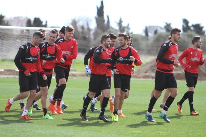 Els jugadors del conjunt de la capital del Baix Camp, durant l'entrenament d'ahir, a les instal·lacions de l'Estadi.