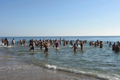 Los más valientes han desafiado el frío del agua.