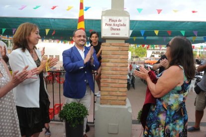 Imatge de la inauguració de la placa que dóna el nom de Pere Anglada a la plaça.