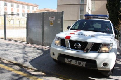 Imatge d'arxiu d'un vehicle dels Mossos d'Esquadra abandonant les instal·lacions situades a Reus