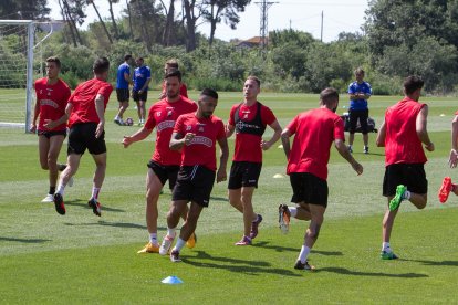 Jugadors del CF Reus entrenen sota la mirada de l'entrenador Natxo González, en la sessió d'ahir dimecres.