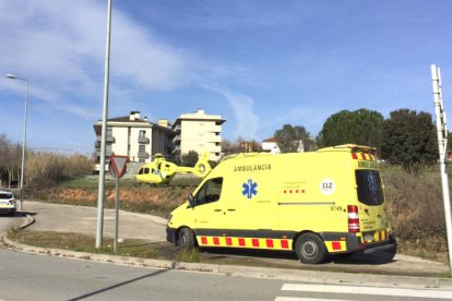 Imagen de archivo de una ambulancia y el helicóptero del SEM.