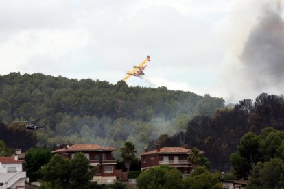 Un hidroavió sobrevola l'incendi de la Pobla de Montornès el 5 d'agost del 2016