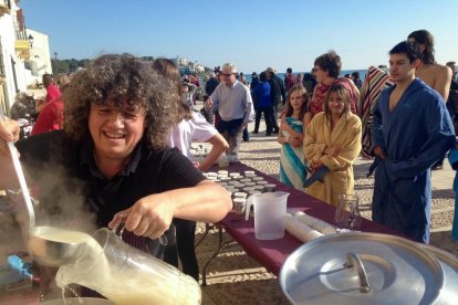 Los bañistas han recuperado fuerzas con una ración de caldo.