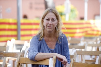 Munté és advocada de professió i va ser consellera de Salut durant el mandat d'Artur Mas.