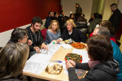 Voluntarios en el comedor social de Càritas antes del recuento, el pasado diciembre.