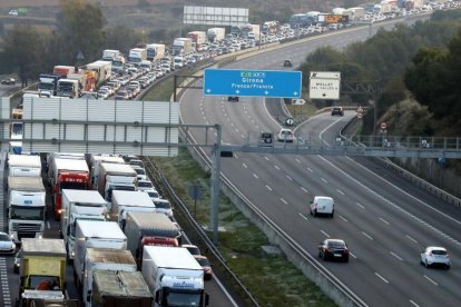 13 camions i una furgoneta punxen la roda a l'AP-7 a Montmeló en sentit sud