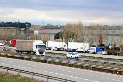 Imatge del passat divendres, 1 de desembre, amb camions aturats a l'AP-7 amb les rodes puntxades.