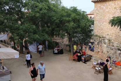 Plano abierto de la plaza del Tarot reservada por la noche de Brujas de Altafulla.