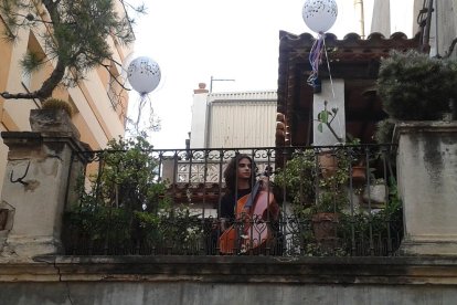 Los balcones del Barrio Antiguo de Cambrils se convierten en escenarios musicales