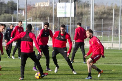 El defensa Bruno Perone, con el dorsal 13 en el pecho, en uno de los entrenamientos realizados con el Nàstic, en el Complejo Deportivo Fútbol Salou.