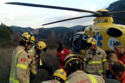 Un home sent evacuat en helicòpter, en una imatge d'arxiu.